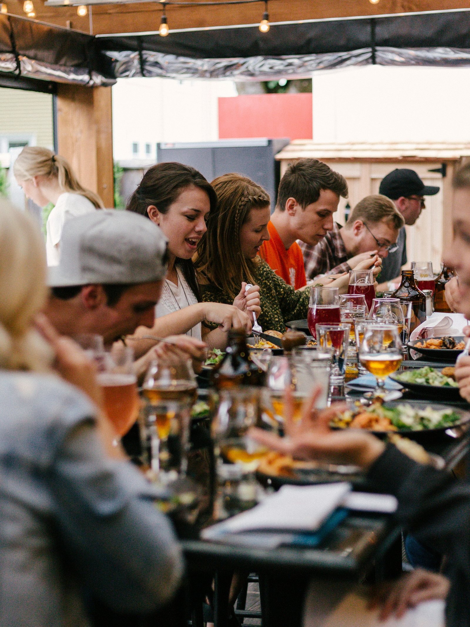 Une tablée d’amis partage un repas en terrasse